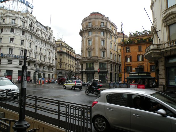  sous la pluie, quartier Via Del Tritone